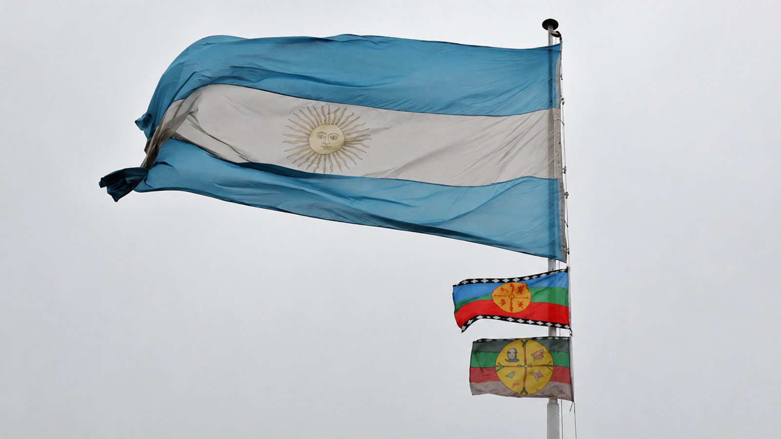 La bandera mapuche en Santa Rosa ¿Un intento por reemplazar nuestra identidad nacional?